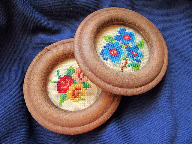 haftowane kwiaty w drewnianej ramie.jpg